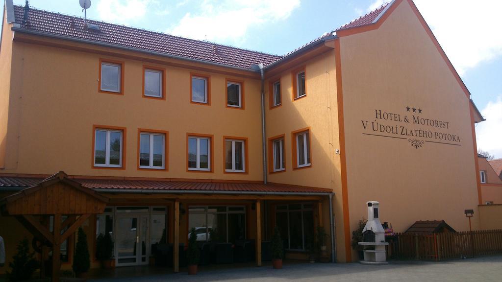 Hotel&Motorest V Údolí Zlatého potoka Blsany Esterno foto